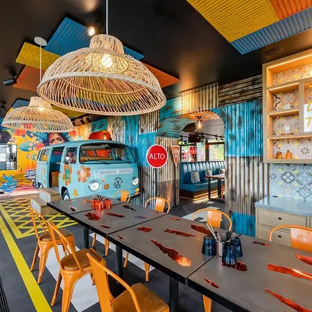 Superior East Wing By Five 酒店