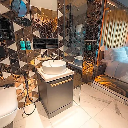 Superior East Wing By Five 4*
