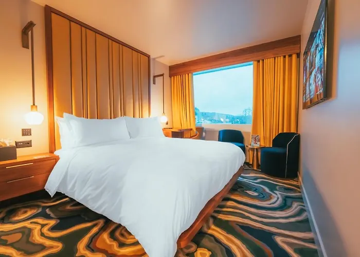 Superior East Wing By Five 4*